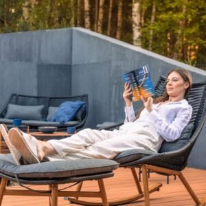 Helsinkis supama kėdė su atrama kojoms