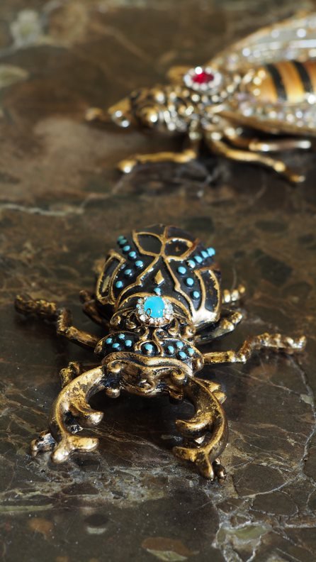 Blue and gold beetle ornament 9x2x11 cm
