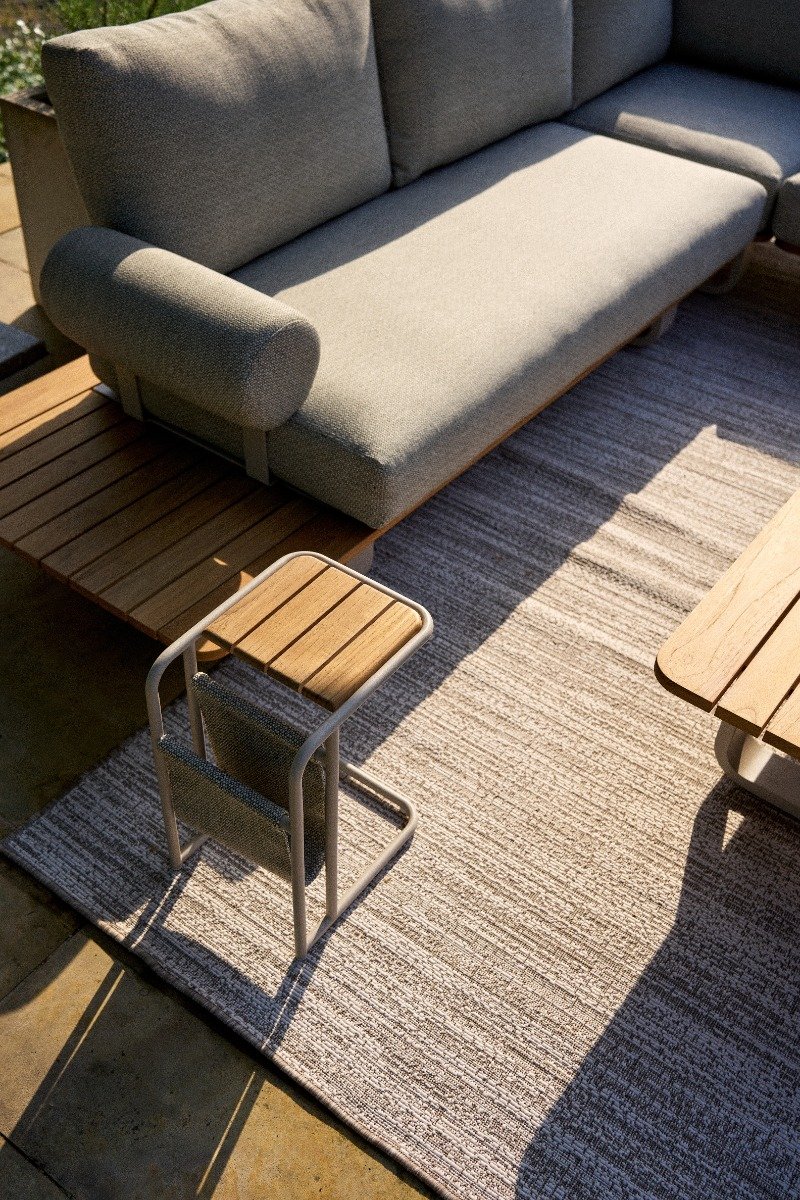 Šoninis stalas Livo 31x25x45 cm Aliuminis, smėlio spalvos, tiko mediena, atsparus saulės spinduliams pilkai smėlio spalvos audinys