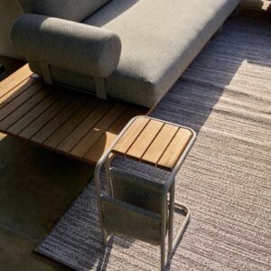 Šoninis stalas Livo 31x25x45 cm Aliuminis, smėlio spalvos, tiko mediena, atsparus saulės spinduliams pilkai smėlio spalvos audinys