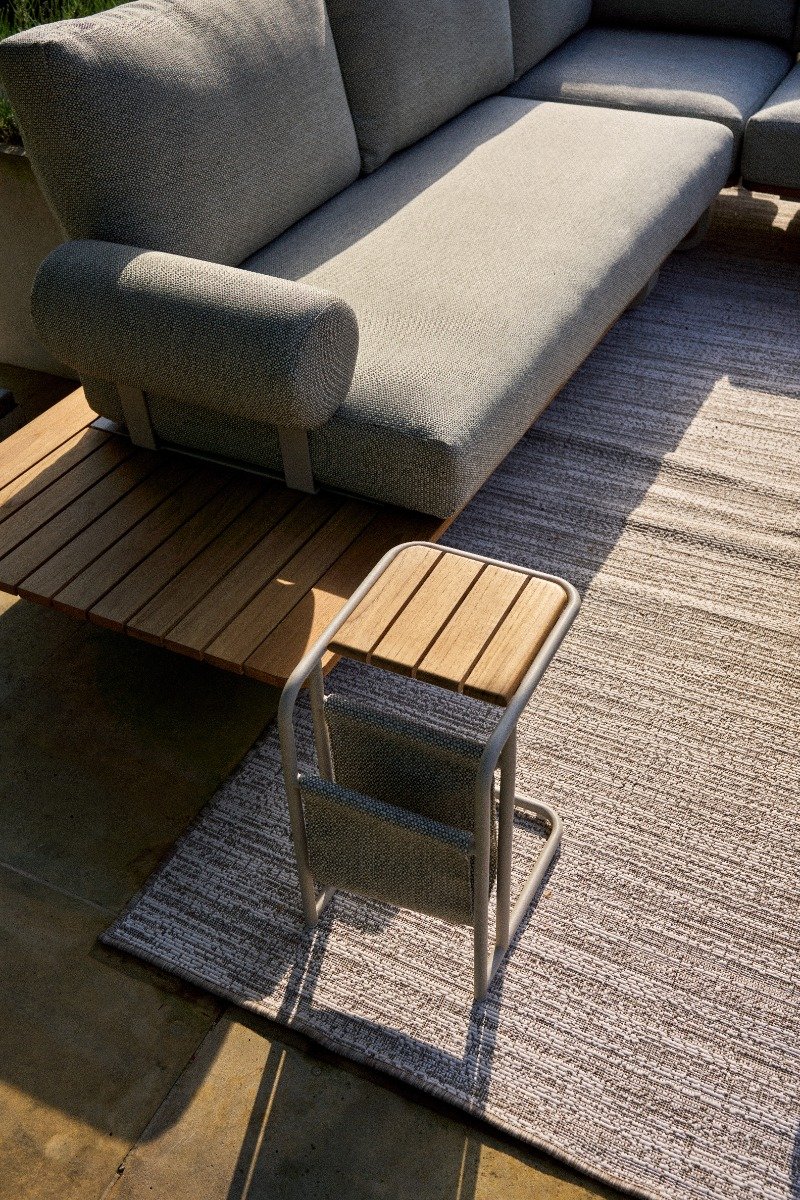 Šoninis stalas Livo 31x25x45 cm Aliuminis, smėlio spalvos, tiko mediena, atsparus saulės spinduliams pilkai smėlio spalvos audinys