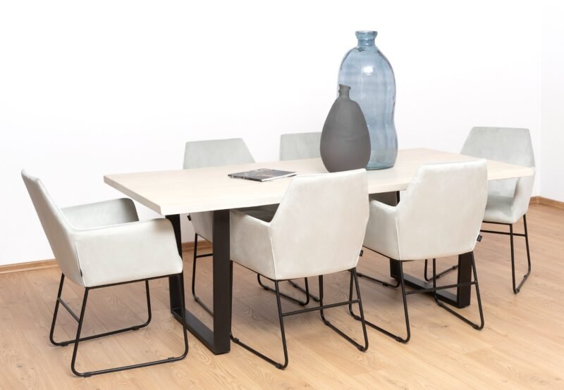 Vigo stalo komplektas su pilkomis Quadrato kėdėmis