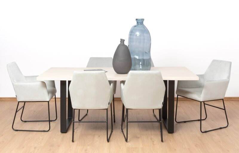 Vigo stalo komplektas su pilkomis Quadrato kėdėmis