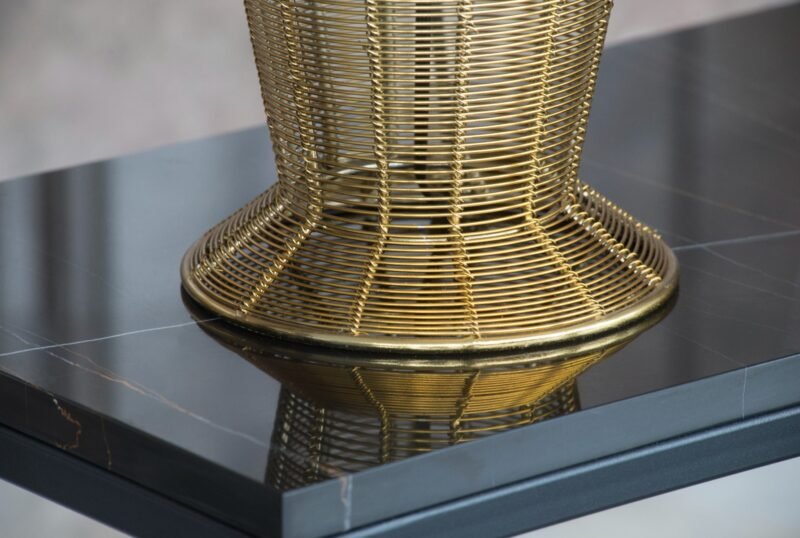 Bel-Air stalo lempos pagrindo matmenys yra 25x25x66 cm.